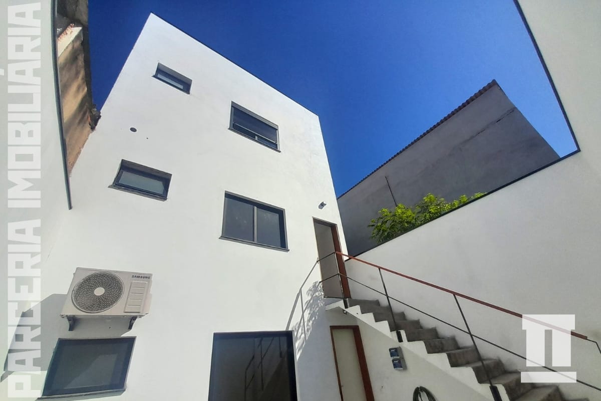 Sobrado loft une morar e trabalhar num espaço com qualidade e madeiras nobres